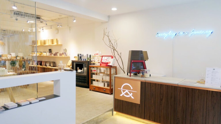 入口では麦芽糖醇(マルチトール)を使用したヘルシーなアイスを販売。コーヒーも提供しているので、ちょっと休憩できます。