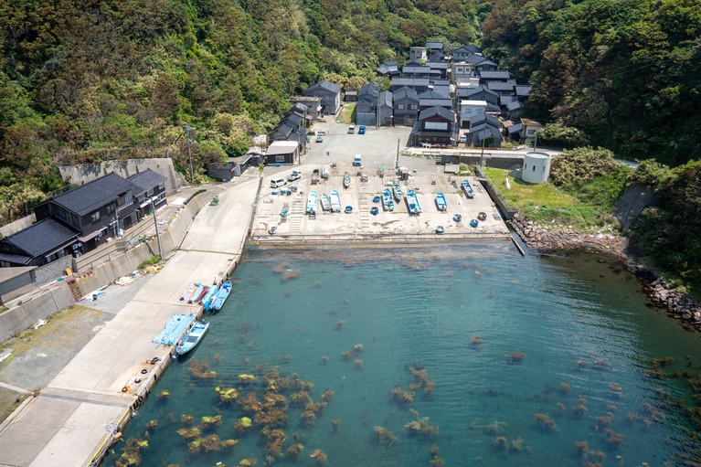 「初夏の佐渡島」　筧 悠里恵 「静泊の港」 長者ヶ橋から海側を見た景色。山と海に囲まれた集落。