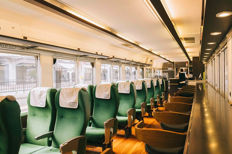 車内はリクライニングの座席のほかに窓側向きのカウンター席も。