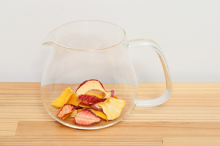 ドライフルーツをポットに入れる。