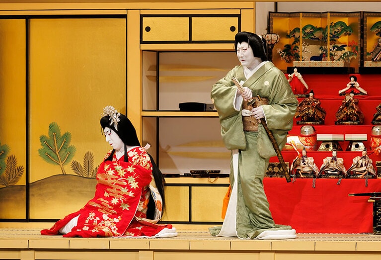 「吉野川の場」（右）太宰後室定高：中村 時蔵、（左）太宰息女雛鳥：中村 梅枝。