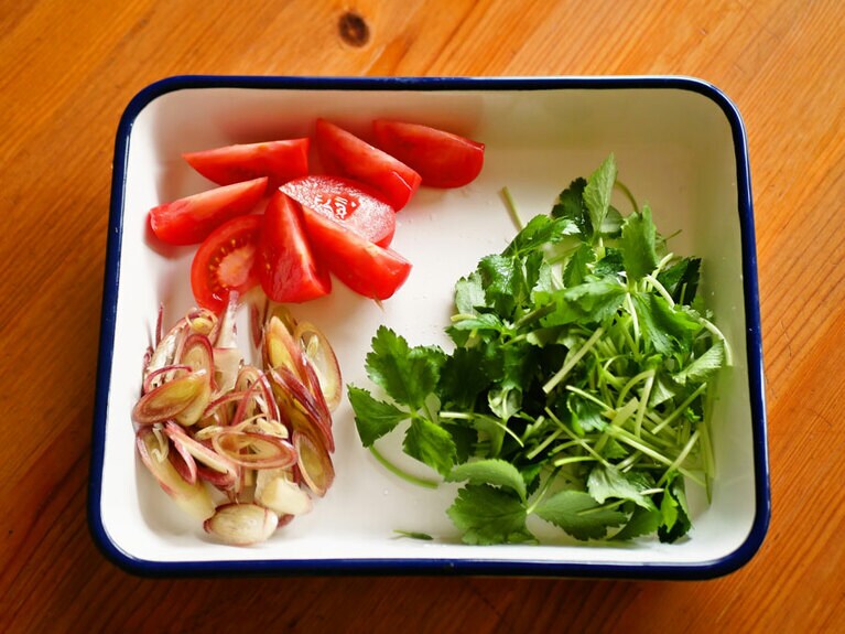 【A】オリーブ油：小さじ2と1/2、ポン酢醤油：大さじ1(※和える前によーく混ぜておく)　トマトは8等分ぐらいのくし切りに、ミョウガはななめにスライス、三つ葉は根のところを切り離し、3センチ幅ぐらいに切っておきます。