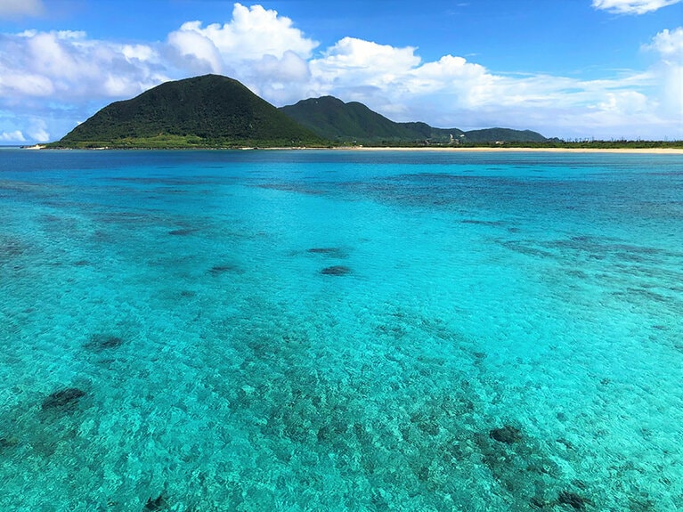 橋でつながる野甫島から見た伊平屋島。野甫島は周囲約5キロの小さな姉妹島。©伊平屋島観光協会