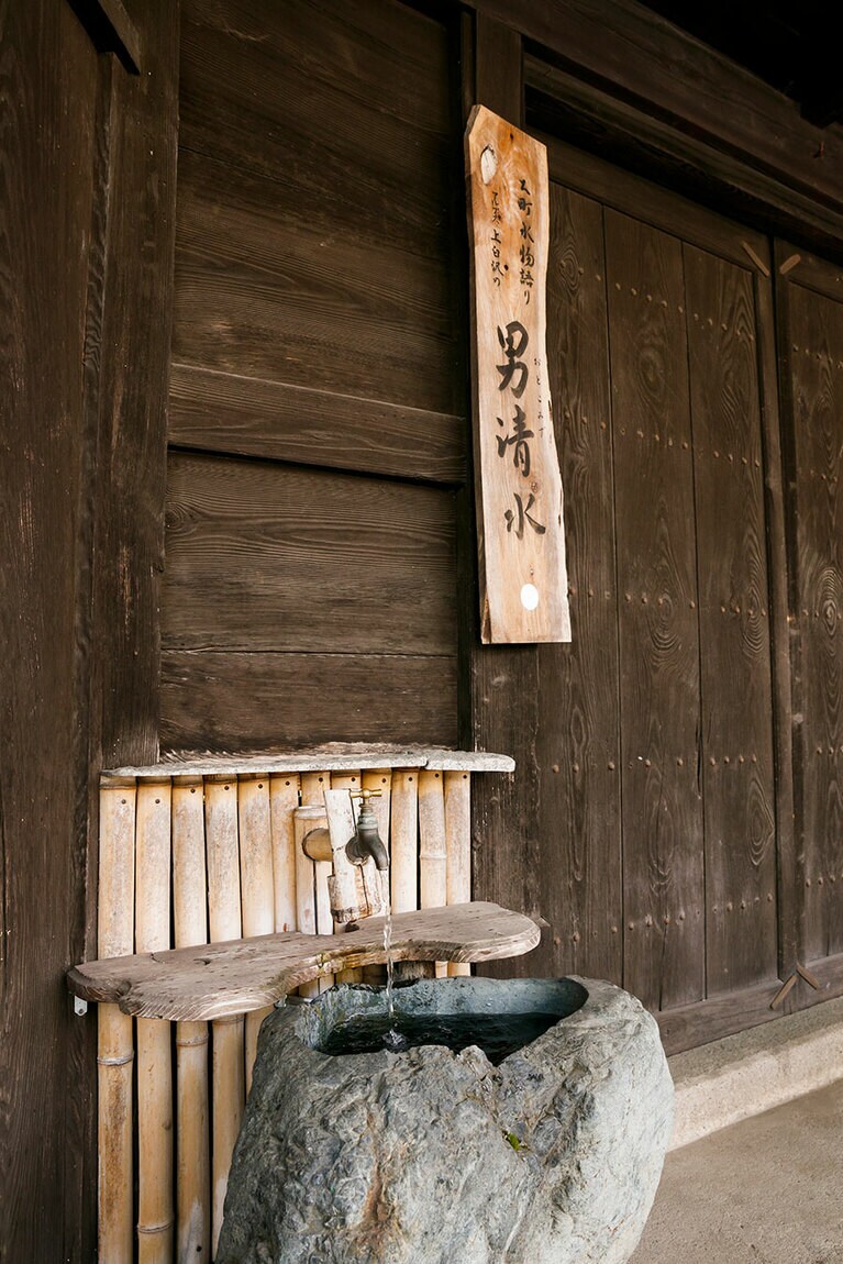 現在の大町市街には、「男清水」、「女清水」ともに5つが点在（写真は「男清水」）。