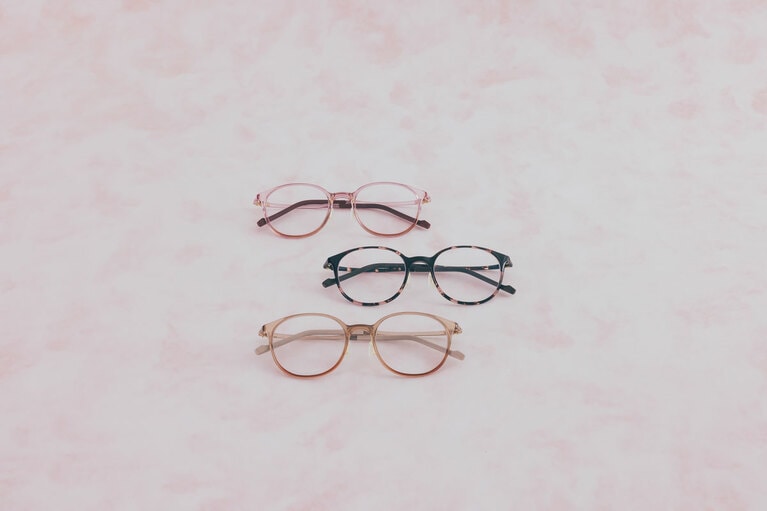 かけるだけで血色感アップと、小顔効果が手に入るメガネ。上から、「ピンクグラデ」「ピンクデミ」「ベージュ」 Zoff SMART with MAQuillAGE 12,200円（セットレンズ代込）　※度入りのレンズのオーダーも可能。標準レンズの場合は追加料金ナシ。「薄型非球面レンズ」の場合は別料金。詳しくはお問い合わせを／インターメスティック