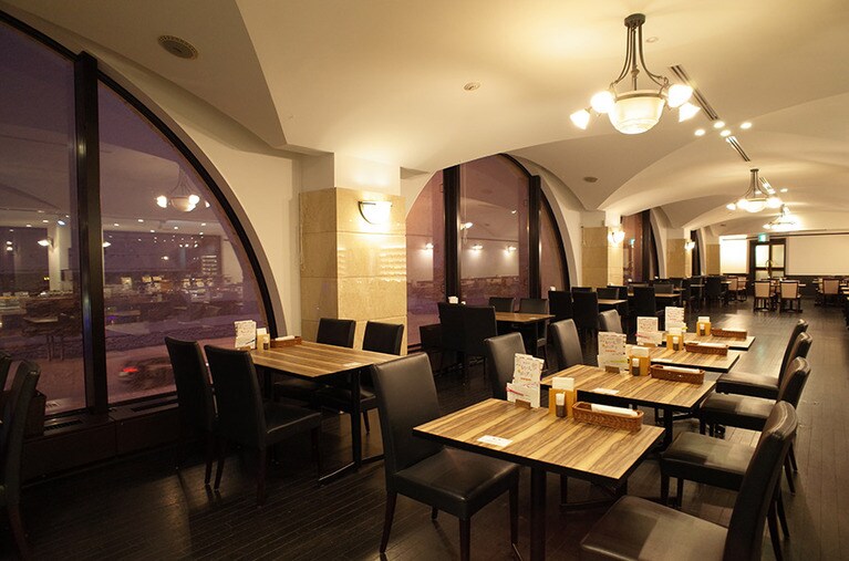 2階にあるレストラン「シズル」。朝と昼に、道内各地の食材を使ったバラエティに富んだビュッフェを楽しむことができる。