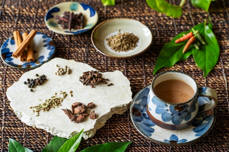 「冬の畑あそびと十時茶体験」では、収穫体験の後に島胡椒「ピーヤシ」を用いたチャイを味わいながらひとやすみ、ゆったり流れる島時間に身をゆだねる。