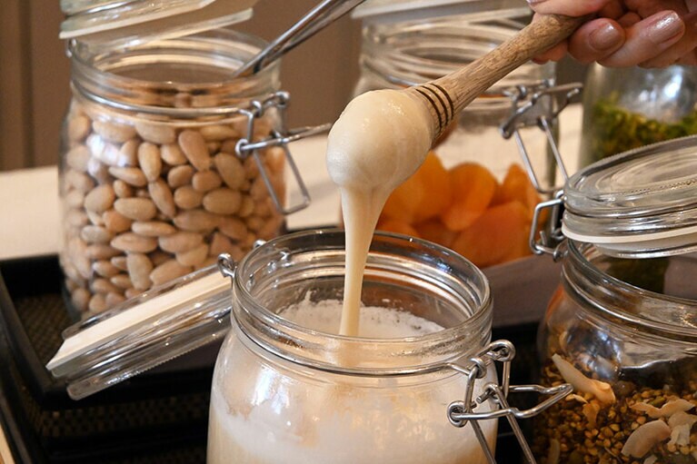 滋味深く、濃厚な生はちみつ。自分の土産に購入も。