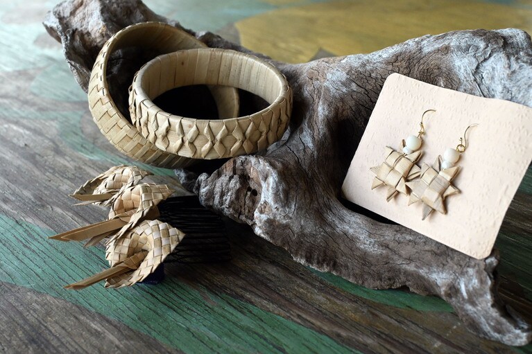 パンダナスの葉をきっちりと編んだアクセサリー。ピアス35USドル、ブレスレット50USドルなど。