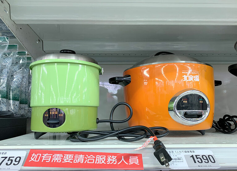 個性豊かなデザインが魅力。写真左から、3人用 759元、6人用 1,590元。