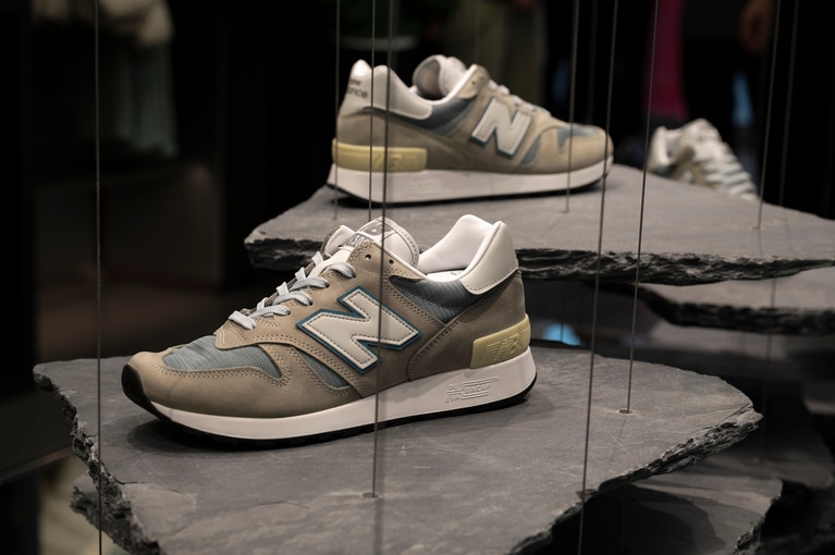 来店客を出迎える、シューズを使ったディスプレイ