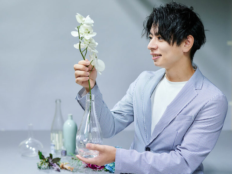 リキュールボトルに合わせたい花もそれぞれセレクト。