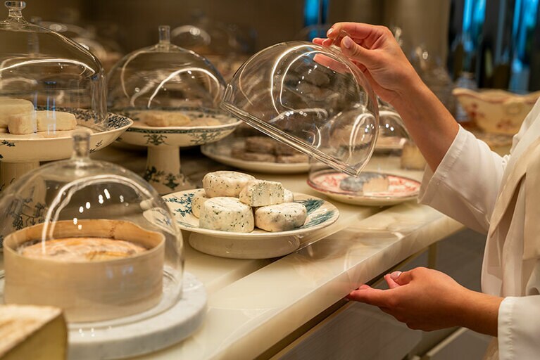 レストランの一角にある部屋に、チーズのカーヴが設けられ、フランスの美食を支えてきたチーズにもオマージュを捧げる。チーズをサービスする皿にはアンティークのものを選んだ。