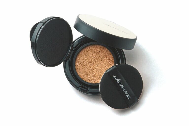 ジョンセンムル エッセンシャル スキン ヌーダー クッション（リフィル付き） SPF50+・PA+++ 全7色 14g×2  5,830円（ケース込み）／D-Neeコスメティック