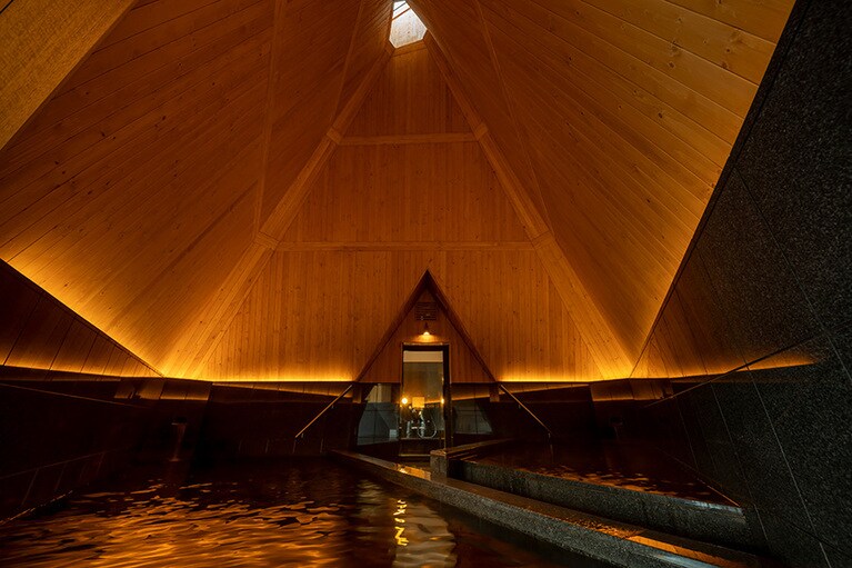 界 ポロト［北海道／白老温泉］△湯(さんかくのゆ) 内風呂。