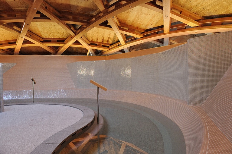 大浴場は温泉。スパ棟にはジムもあり、宿泊者は無料で利用できる。