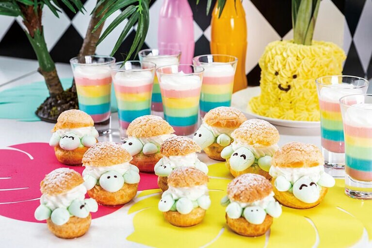 「レインボーババロア(写真奥)」と、「シータートルシューパフ(写真手前)」。ポリネシア文化圏で幸せを運ぶ「海の守り神」として大切にされているウミガメをかたどったシュークリームは、表情や大きさがひとつずつ違うのでお気に入りを探してみて。