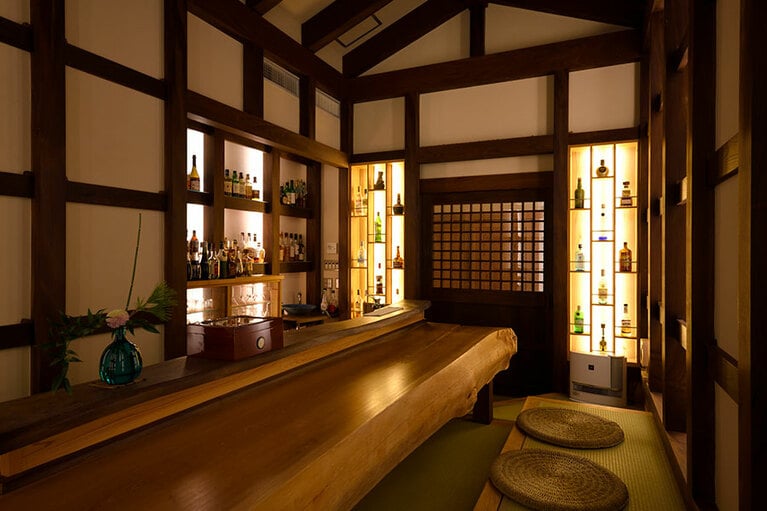 木のぬくもり感じる、洗練された雰囲気の蔵バー「こだま」。