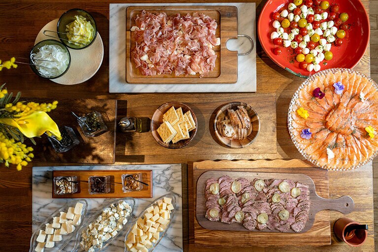 サーモン、生ハム、チーズなど、ワインのお供も充実。