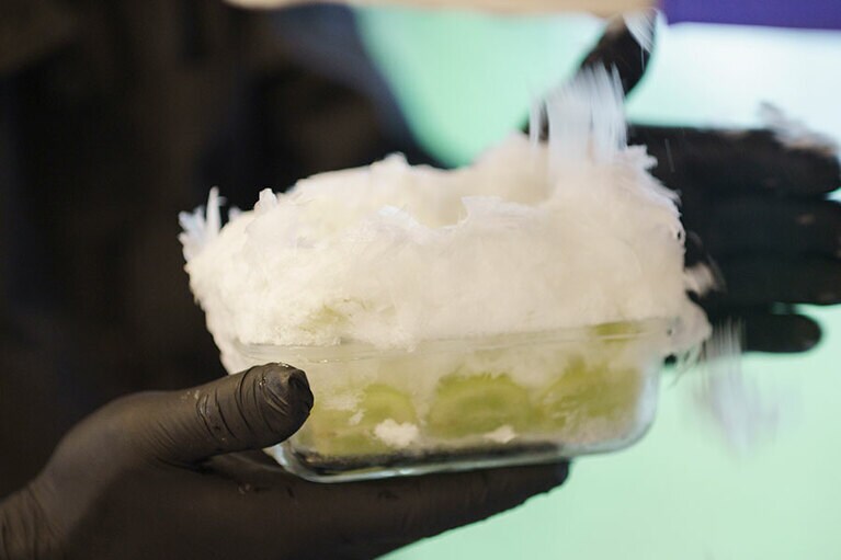 氷を重ねていく。