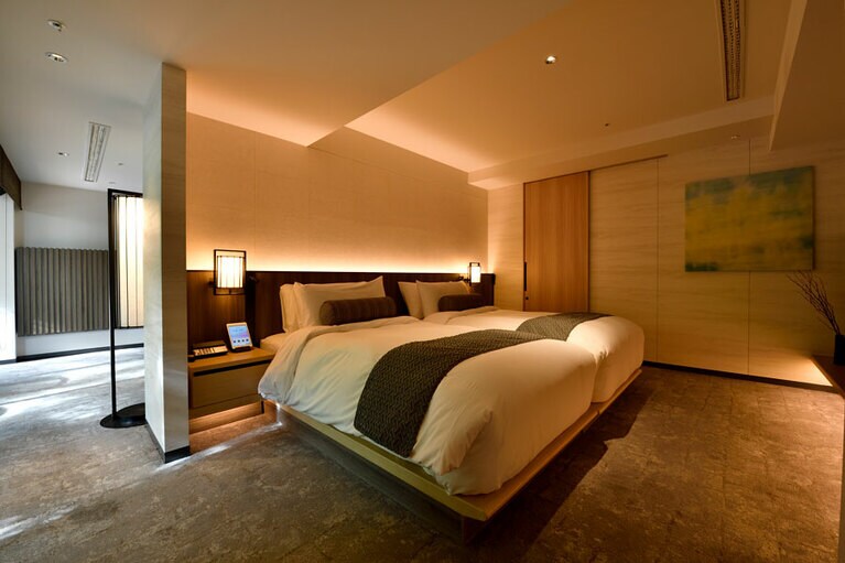 客室のインテリアは、禅や茶道にも通じる “引き算の美学” で統一されています。