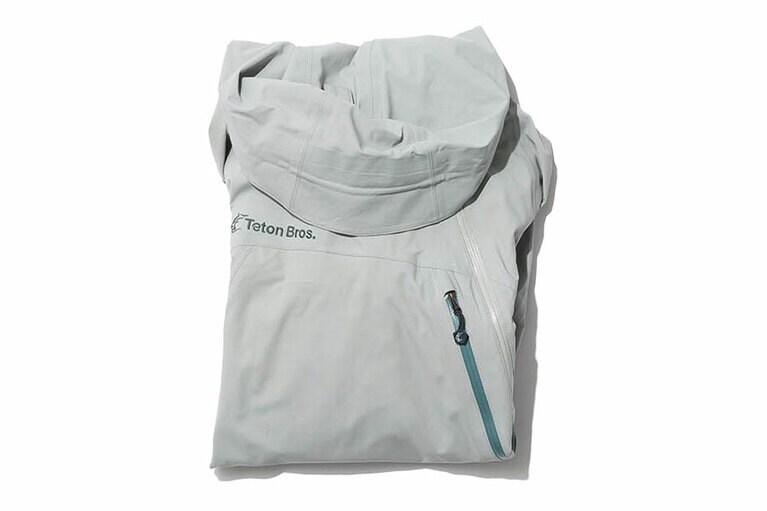 雨が降らない予報でも、風が強いときの防寒対策になる万能アイテム。