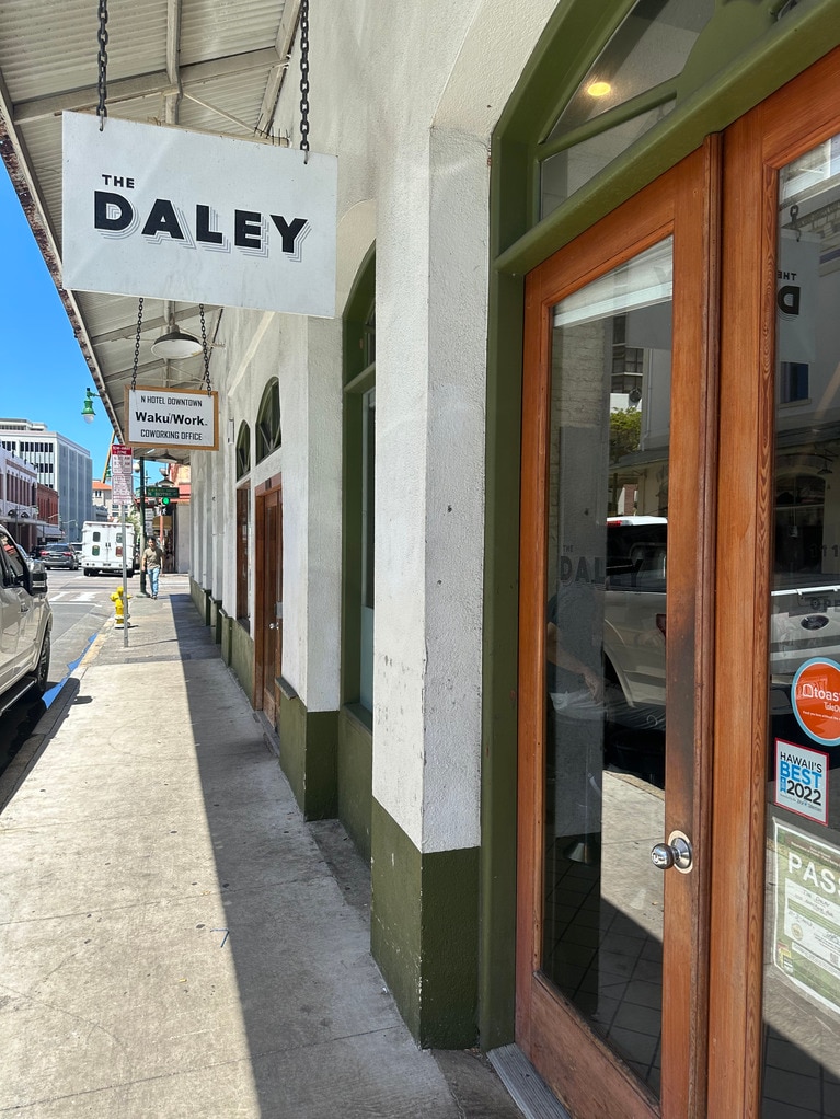 グルメな店が集まるダウンタウン。