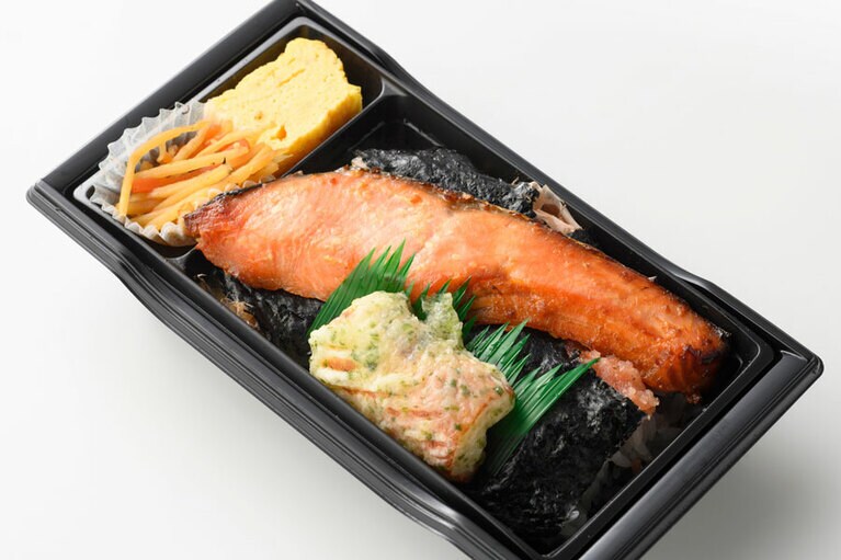 明太海苔2段弁当 銀さけ熟成味噌漬け 972円。