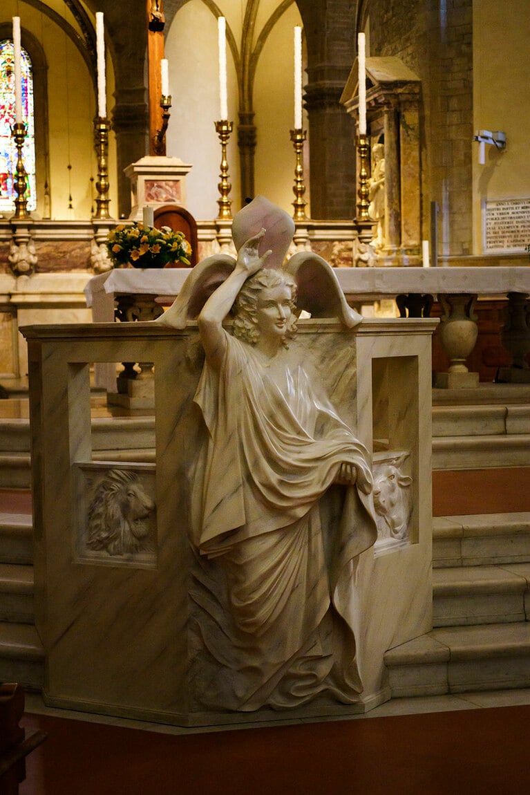 2015年に完成した説教壇の制作を手がけたのは、バルセロナのサグラダ・ファミリアの主任彫刻家を務める外尾悦郎氏。