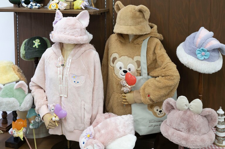 そのほか、ダッフィー＆フレンズの秋冬グッズも10月3日（木）より新登場。7人それぞれのデザインのふわもこヘッドウェアやサガラ織りのキーチェーンなど、お土産にぴったりなものばかりなのでチェックしよう。
