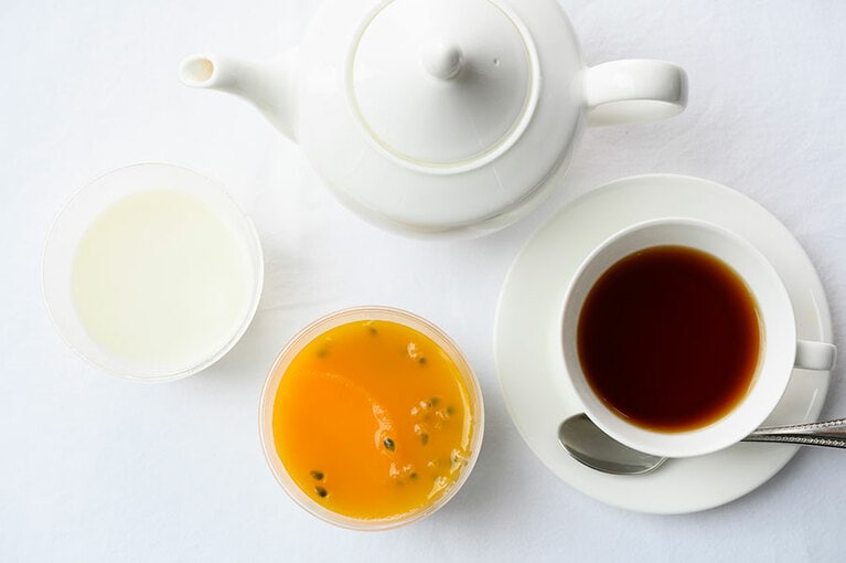 宮崎県産マンゴーのスライスと鹿児島県産のパッションフルーツを入れた贅沢なトロピカルソースです。やわらかな杏仁ゼリーにソースかけてお召し上がりください。