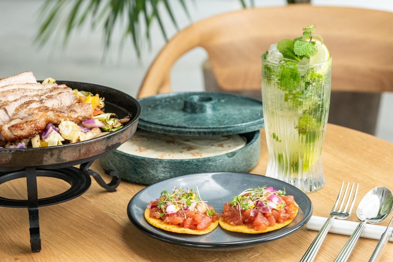 モヒートと料理を楽しんで。