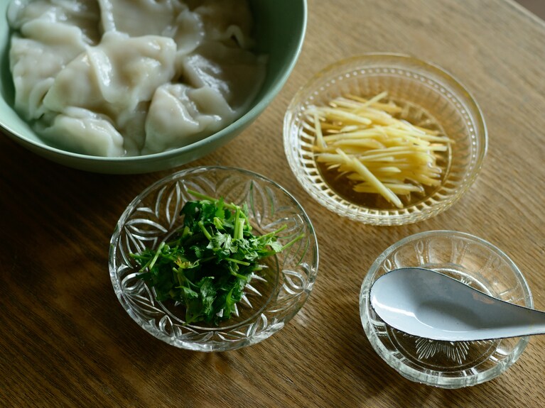 点心などの薬味入れにも活躍してくれるガラスの小皿。