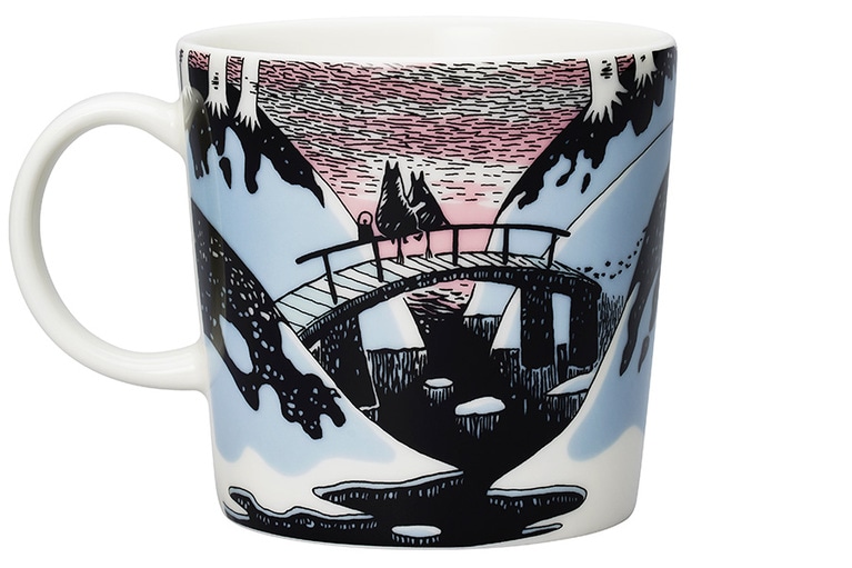 裏面は、橋の欄干でスナフキンの帰りを待つムーミンとムーミンママの姿が。淡いピンク色の夕景と黒いシルエットで、ノスタルジックな雰囲気が漂う。