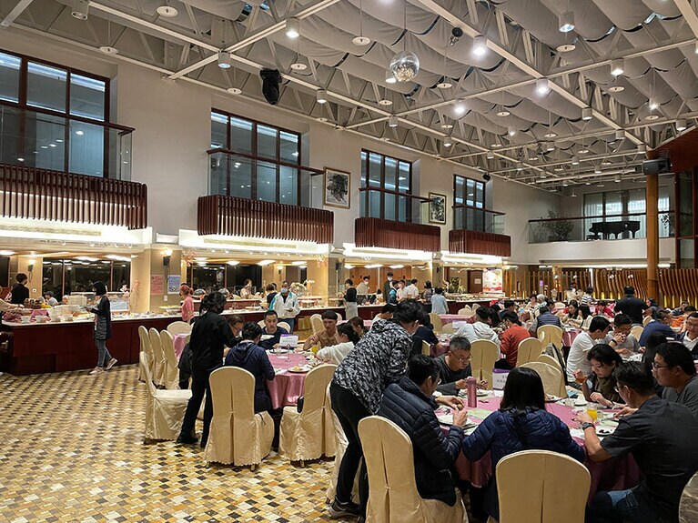 山の幸をふんだんに取り入れた、数多くの料理が並ぶビュッフェ。時間を予約してから利用します。