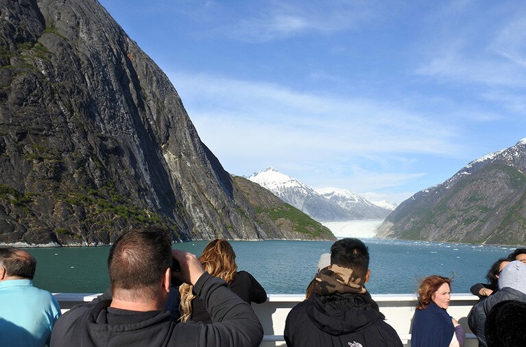 あまり客船が訪れない、穴場なドーズ氷河。デッキではスタッフが防寒のための毛布やスープを配布し、快適に見学できます。