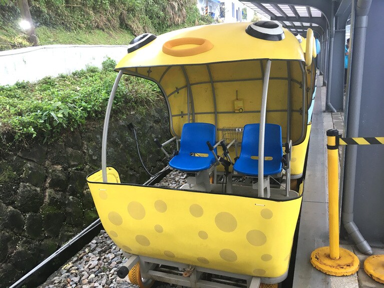 利用するレールバイク。ペダルやサイドブレーキ、シートベルトなども装備。