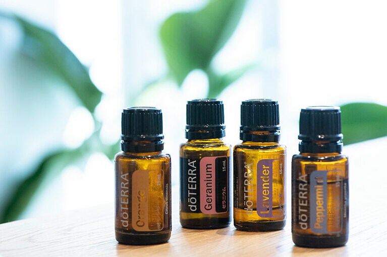 左からオレンジ、ゼラニウム、ラベンダー、ペパーミント。その日の気分に合わせて。