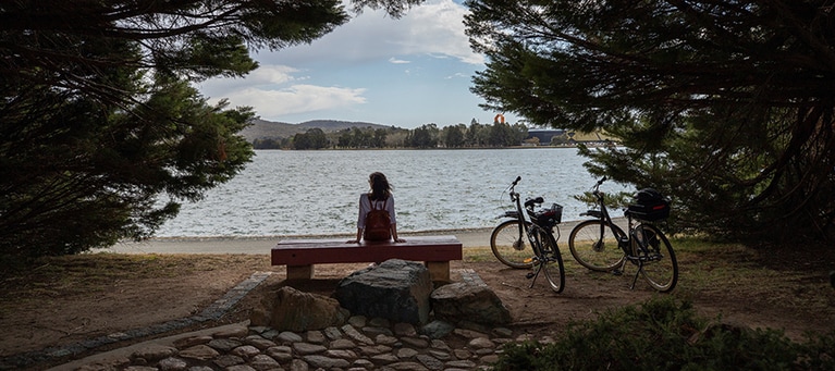 キャンベラのバーリー・グリフィン湖。photo:Tourism Australia