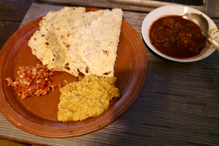 フィッシュカレーを注文。小麦粉とココナッツでつくるロティと一緒にいただく。