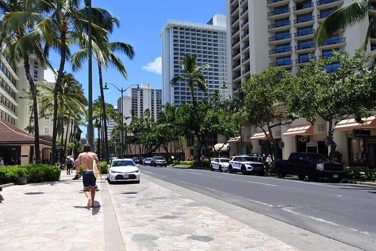 ビーチに並行するカラカウア大通りではサーファーを見かけることも。