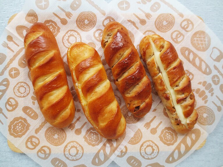 「ヴィエノワ」。左から「プレーン」120円、「オレンジマーマレードとクリームチーズ」200円、「クルミ」140円、「練乳クリーム」200円。