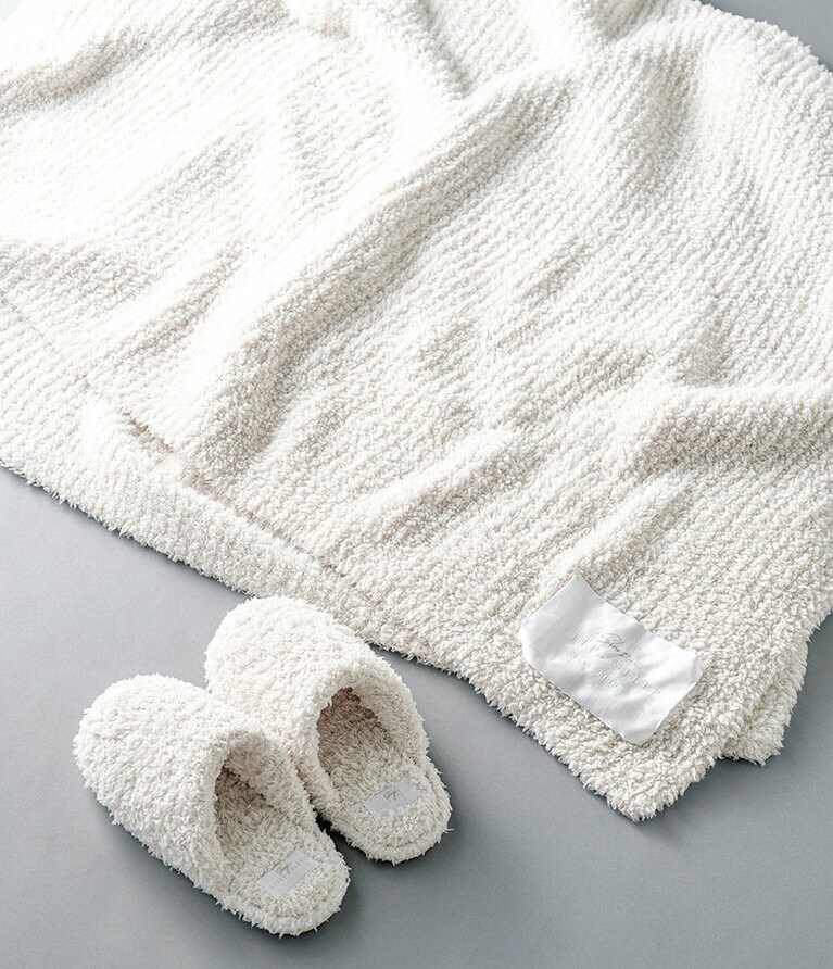 上から：‘ジェラート’マルチカバー 5,800円、‘ジェラート’ルームシューズ 3,200円／gelato pique ルミネエスト新宿店