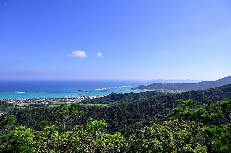 前泊港から徒歩約30分、標高約141mの腰岳展望台からの眺め。