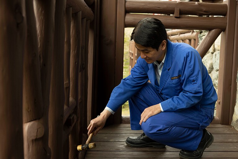 木材を小槌でトントン。