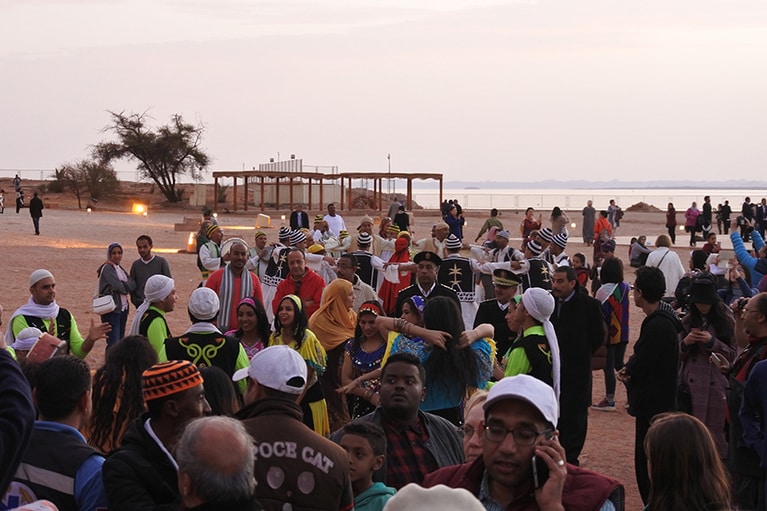 お揃いの衣装で聖なるイベントに立ち会うグループも。
