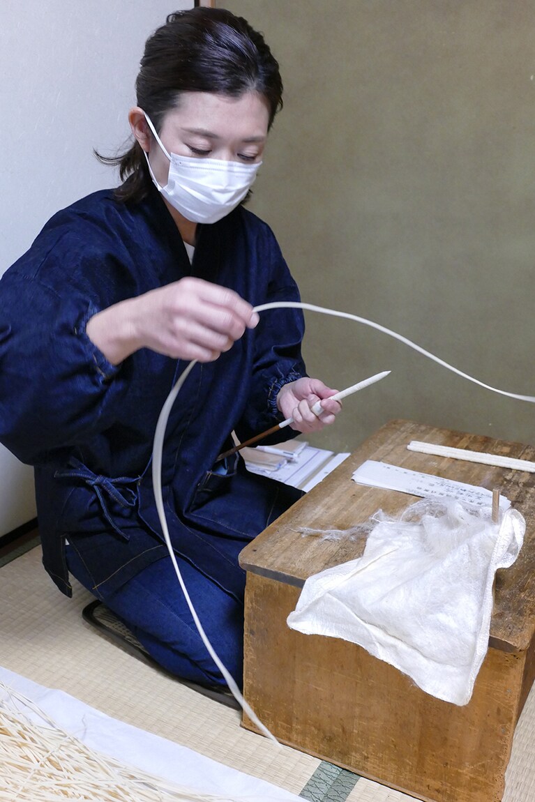 4代目の深恵さん。蝋燭の芯も手作りだ。