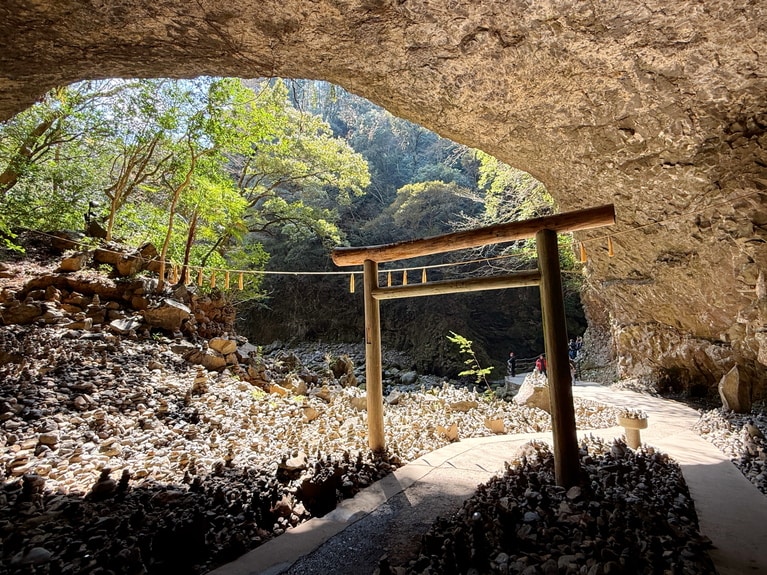 天安河原の鳥居。午前中は洞窟に光りが差し込む。