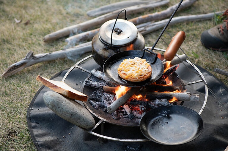 グリルパンや鉄のフライパンがあるとピザが焼ける。写真はタキビズム フライパンディッシュ 小 3,300円／UPI