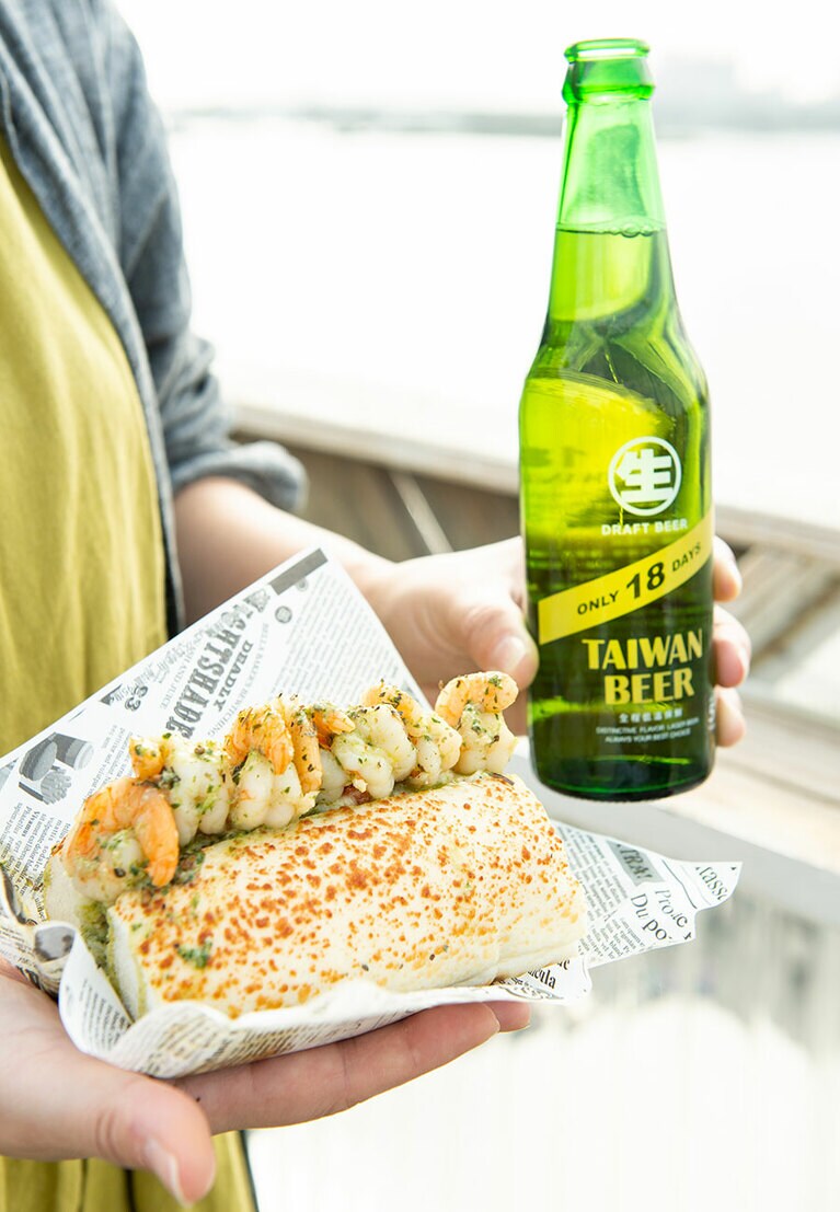 エビがたっぷりの春心白蝦堡 220元。賞味期限18日の台灣生啤酒 120元。